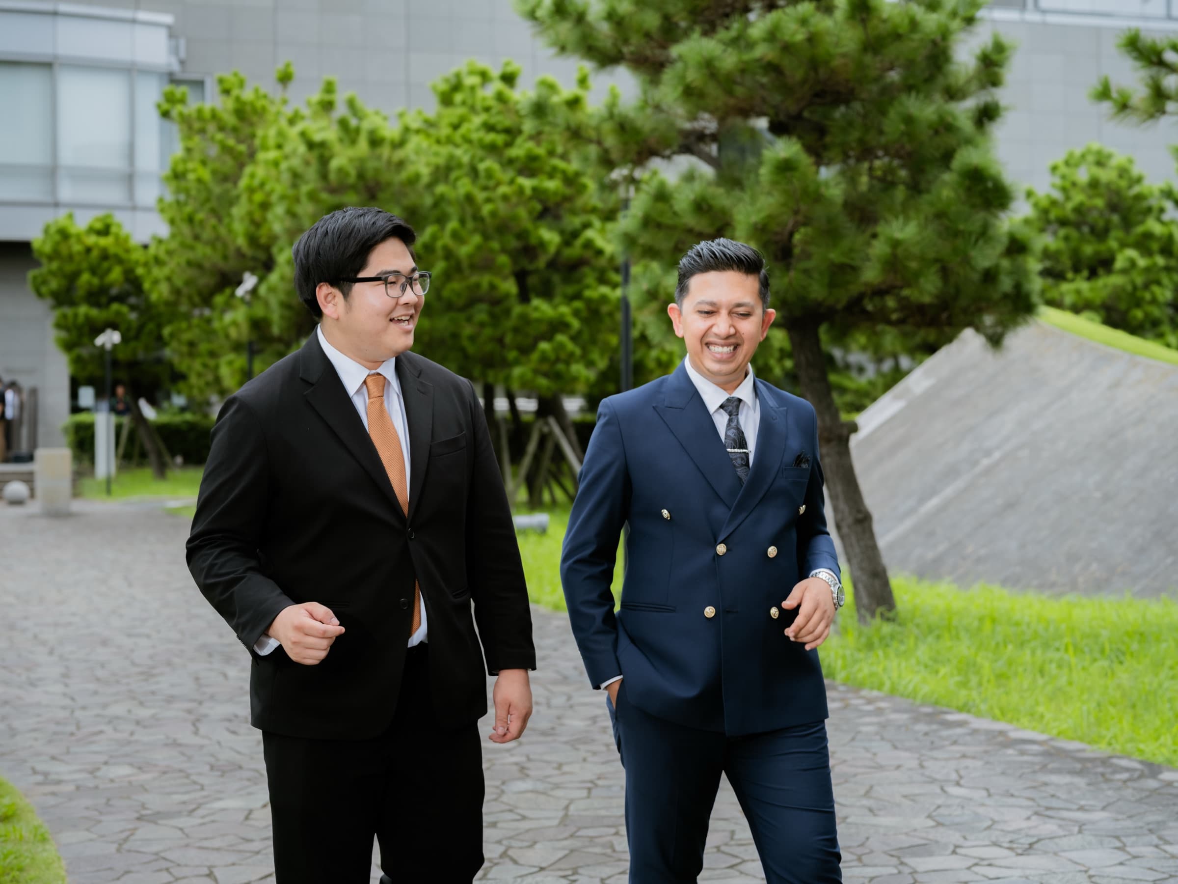 メンバーが会話をしながら移動する様子